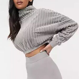 Cropped velvet pullover